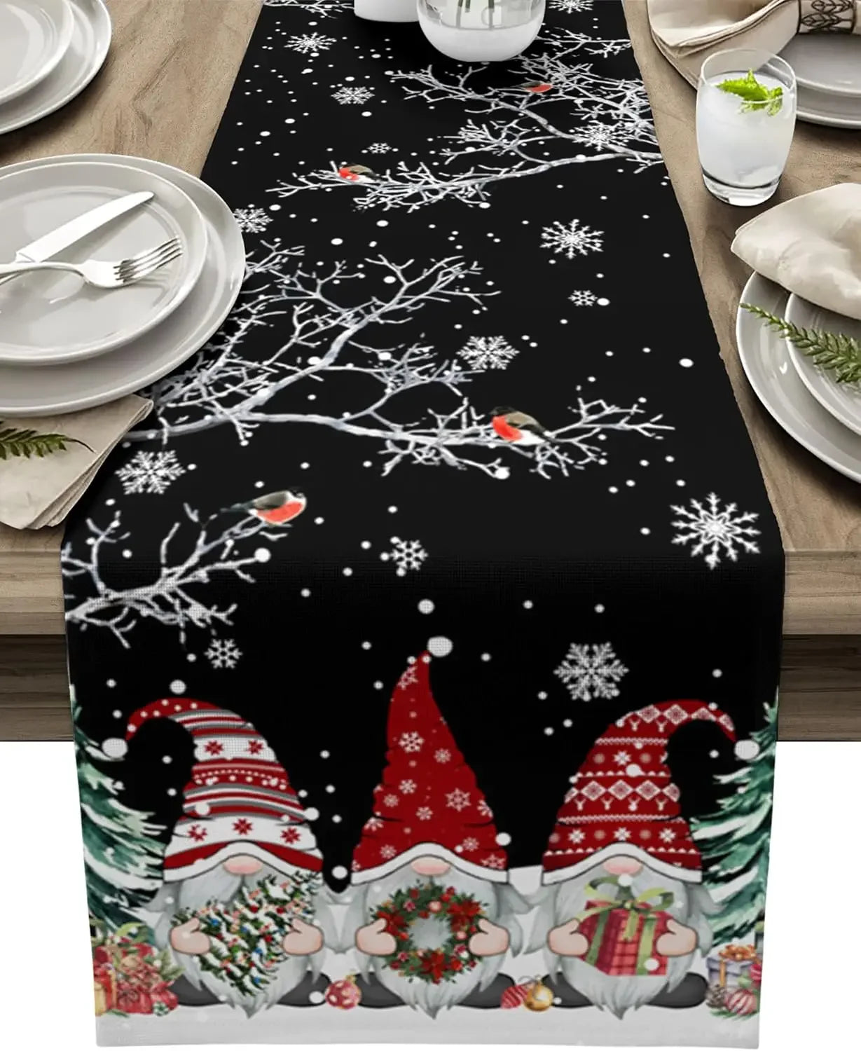 Cette image montre une nappe de table ornée de motifs hivernaux et de figurines de lutins portant des chapeaux rouges, sur fond noir avec des flocons de neige.