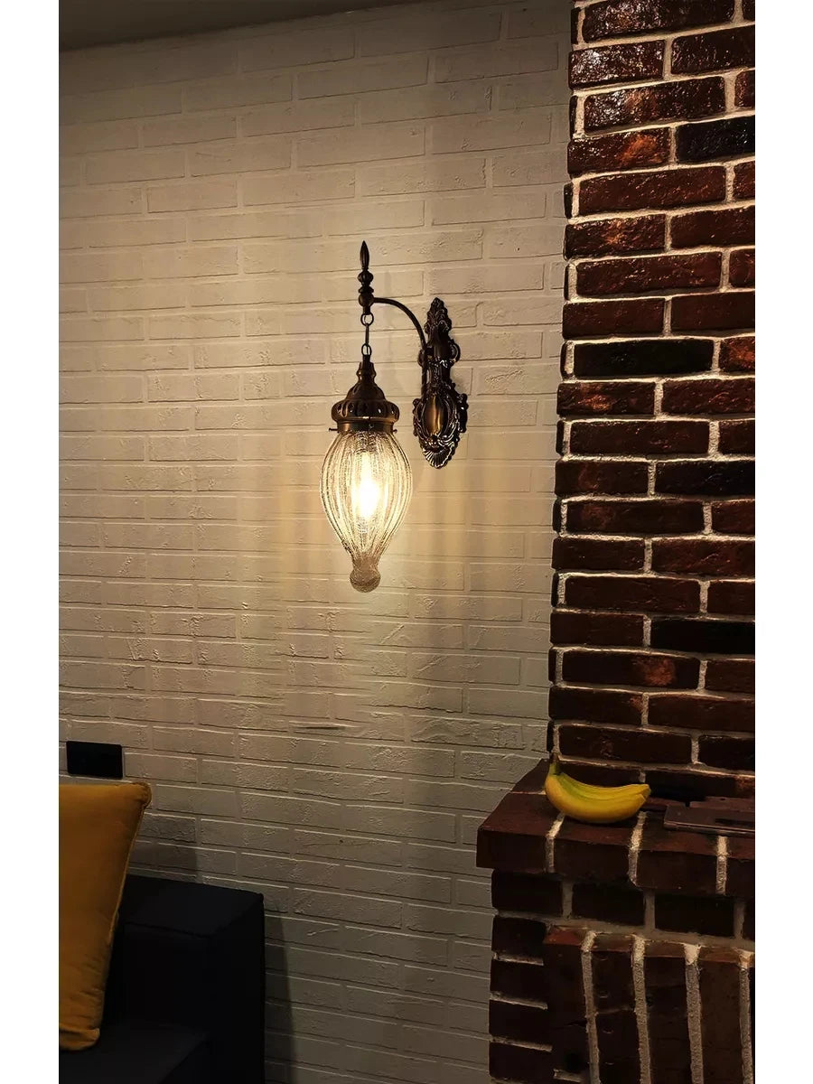 Installation de l'applique murale dans un intérieur de style rétro