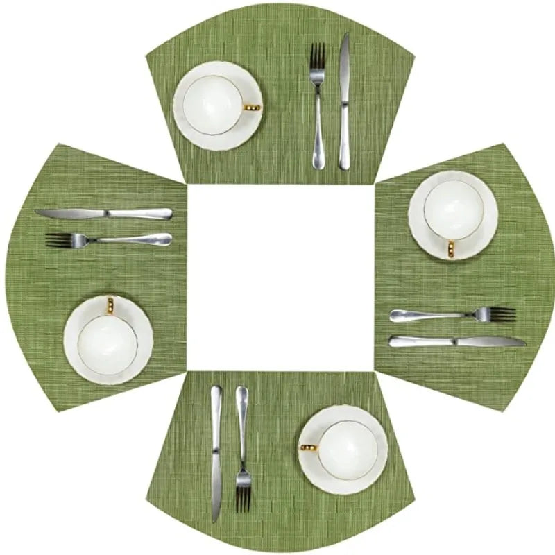 Set de table vert dans une décoration de salle à manger moderne