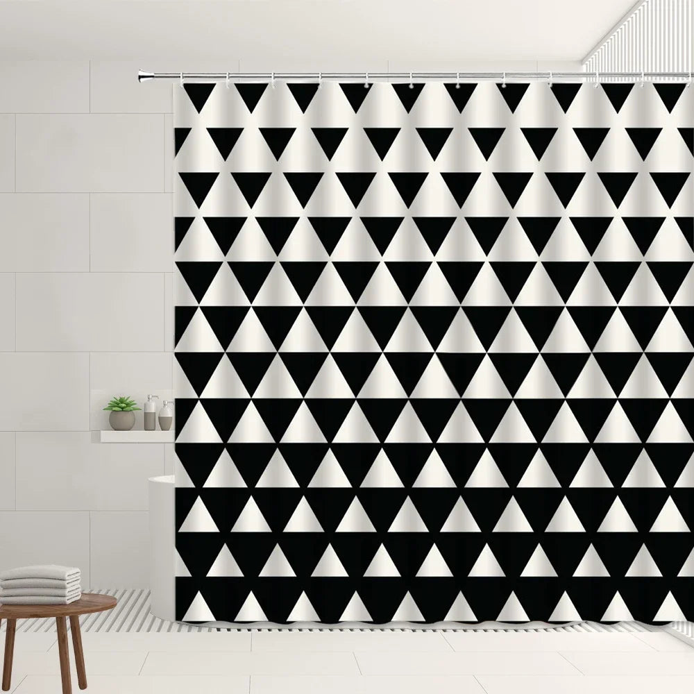 Élégants rideaux de design moderne avec des motifs de triangles, intégrés harmonieusement dans une pièce avec un papier peint assorti. Les rideaux, dans des tons apaisants de noir et de blanc, sont fabriqués à partir de matériaux de haute qualité, ajoutant une touche de sophistication à l'espace. Ils sont parfaits pour ajouter de la texture et du style à tout intérieur. Ces rideaux avec motifs géométriques sont idéaux pour ceux qui apprécient le design d'intérieur contemporain.