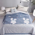Couverture de sieste respirante en patchwork gris pour bureau