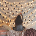 Guirlande lumineuse LED verte avec clips photo accrochée sur un mur blanc