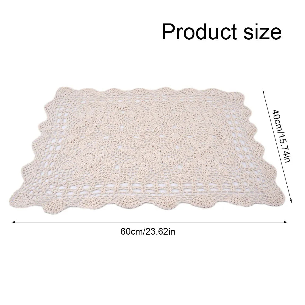 Napperon crochet rectangulaire blanc sur table en bois
