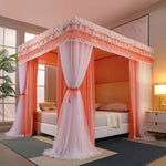 Lit à baldaquin rose et blanc avec rideaux drapés, dans une chambre élégante avec mobilier moderne et plantes d'intérieur.