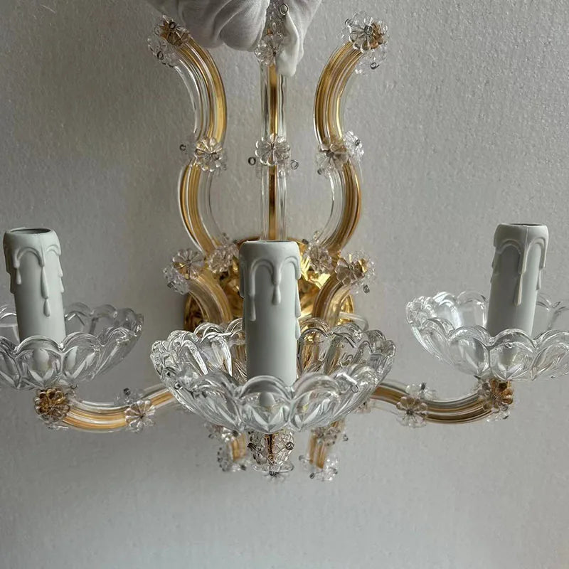 Installation de l'applique murale LED dans un salon moderne