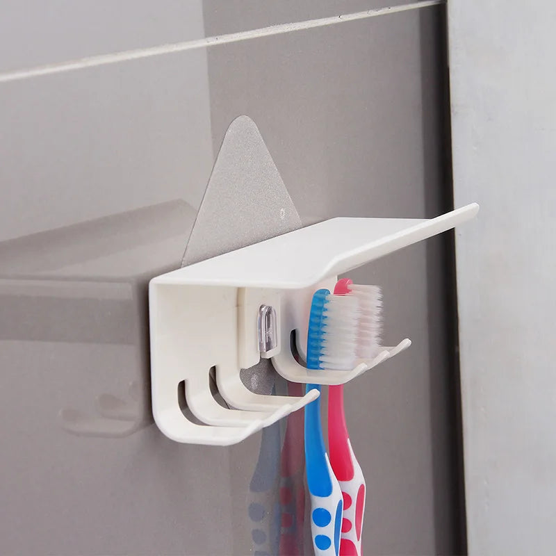 Organisateur de salle de bain avec brosses à dents