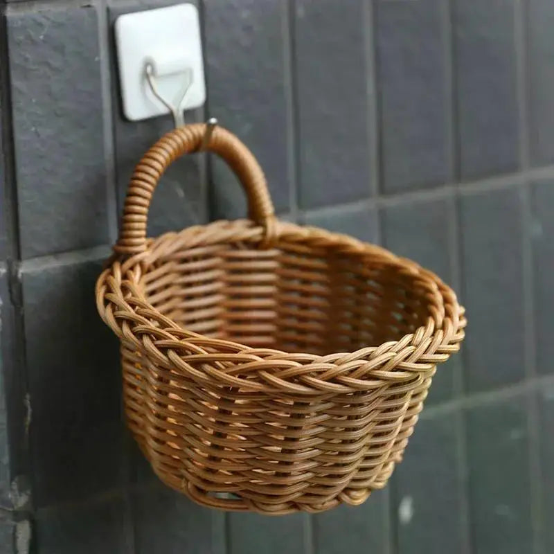 Panier suspendu rotin synthétique jaune dans une cuisine
