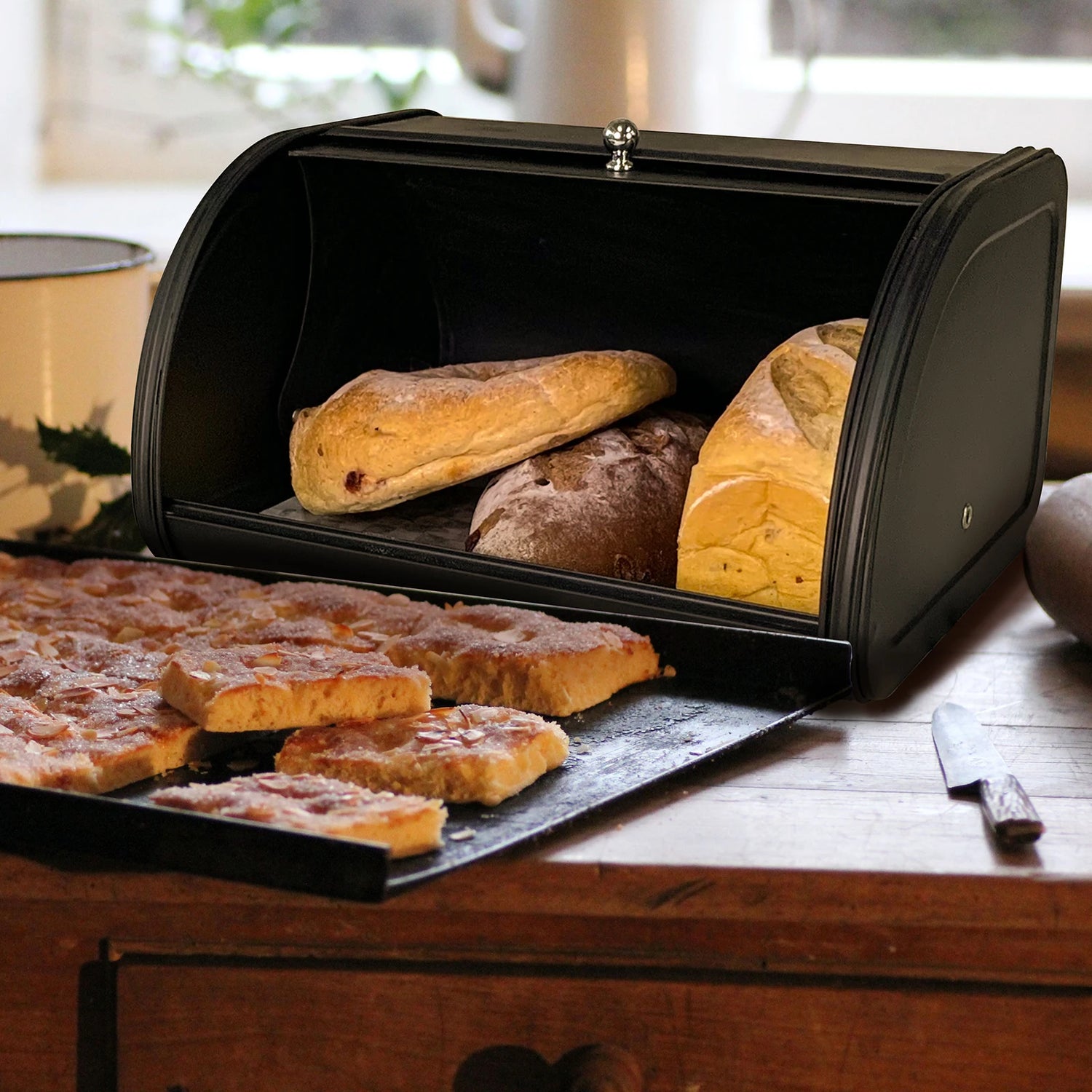 Boîte rangement métal noir sur plan de travail cuisine