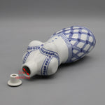 Un vase de style japonais élégamment décoré de motifs en damier bleu et blanc avec une ouverture de 2 cm.