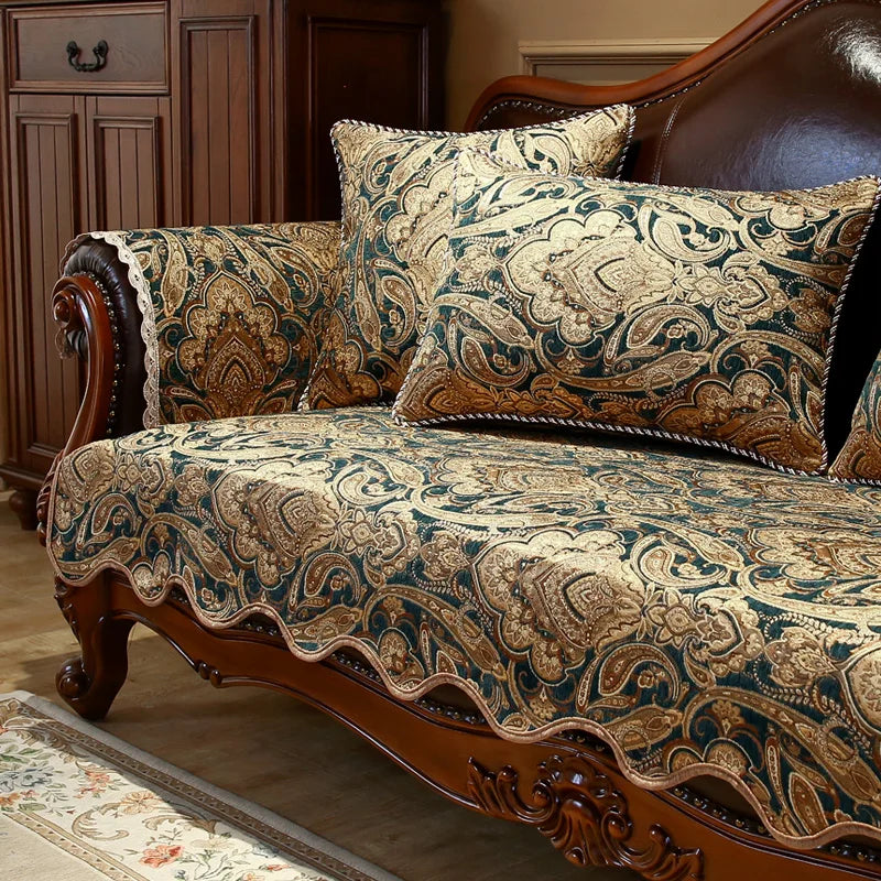 Un canapé en bois sombre décoré de coussins aux motifs floraux et géométriques, créant une ambiance chaleureuse et élégante dans cette pièce de style classique.