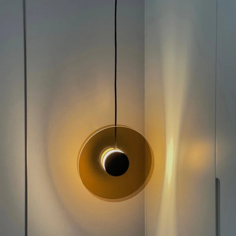 Lampe suspendue moderne dans un salon avec éclairage chaud