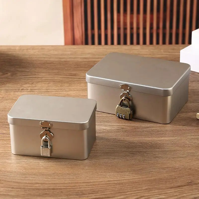 Boîte métallique de rangement utilisée pour organiser des fournitures de bureau