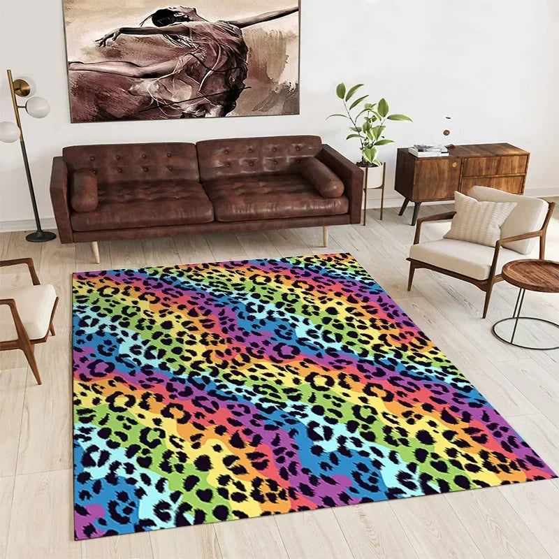 Un tapis coloré et bariolé avec un motif de peau de léopard arc-en-ciel qui apporte une touche de vivacité et de gaieté à la pièce.