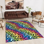 Un tapis coloré et bariolé avec un motif de peau de léopard arc-en-ciel qui apporte une touche de vivacité et de gaieté à la pièce.