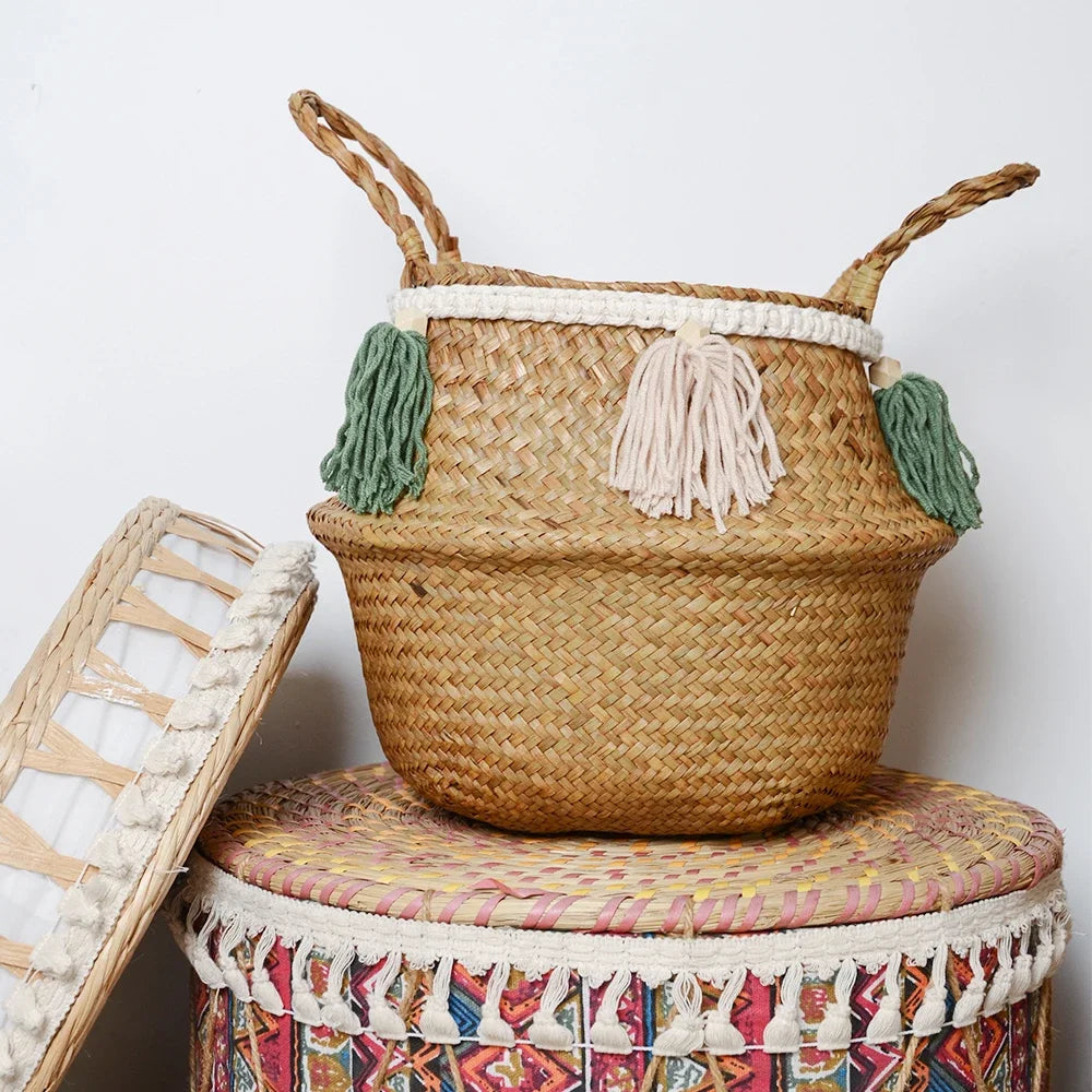 Panier de rangement en jonc de mer blanc utilisé comme pot pour plante verte