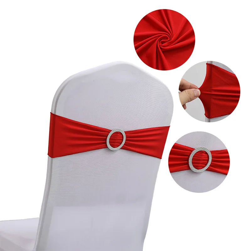 Une chaise blanche recouverte d'un ruban décoratif rouge avec une boucle ornementée.
