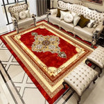 Un tapis de sol rouge orné de motifs floraux dorés sur un sol carrelé blanc, entouré de meubles de salon vintage en cuir beige.