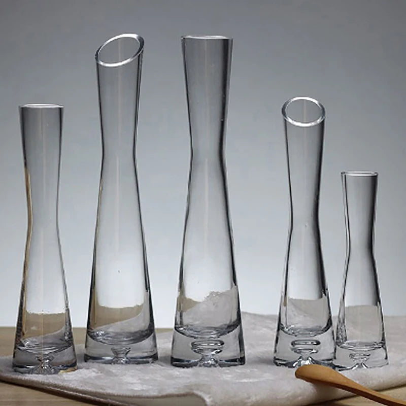 Vase en verre transparent utilisé comme terrarium avec mousses et petites plantes