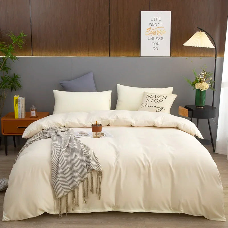 Housse de couette beige sur lit avec taies d'oreiller
