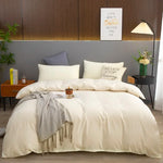 Housse de couette beige sur lit avec taies d'oreiller