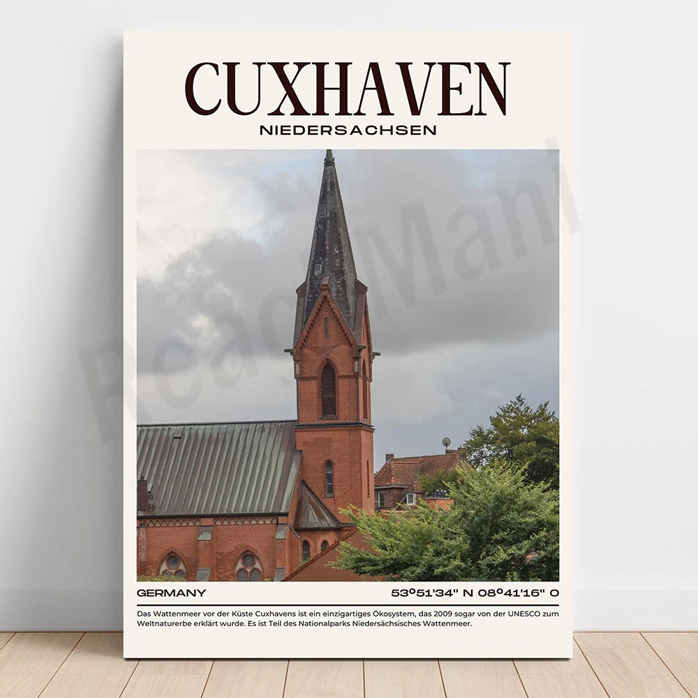 L'image montre une église à Cuxhaven, en Allemagne, avec son clocher distinctif et son architecture ancienne entourée de végétation.