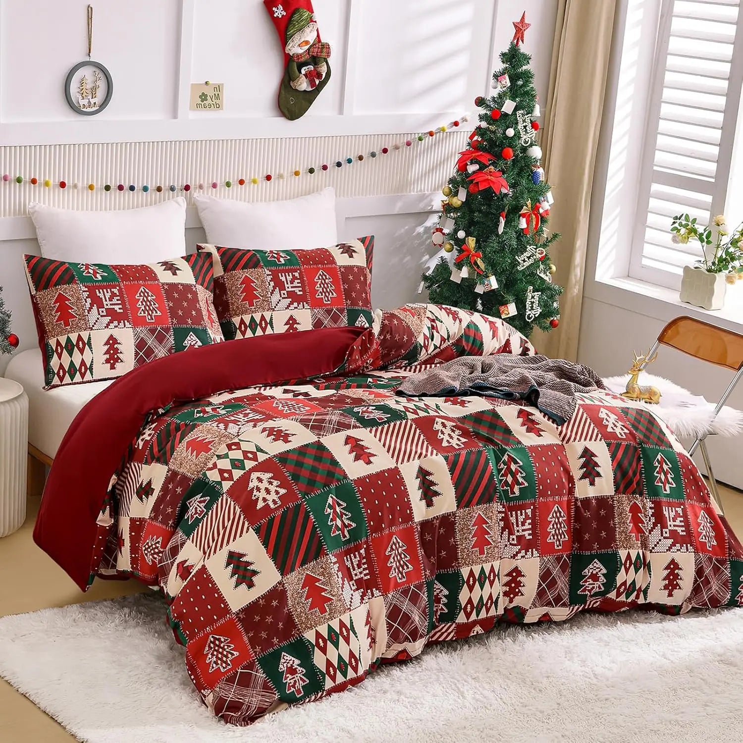 Housse de couette Noël patchwork rouge vert avec sapins imprimés sur lit