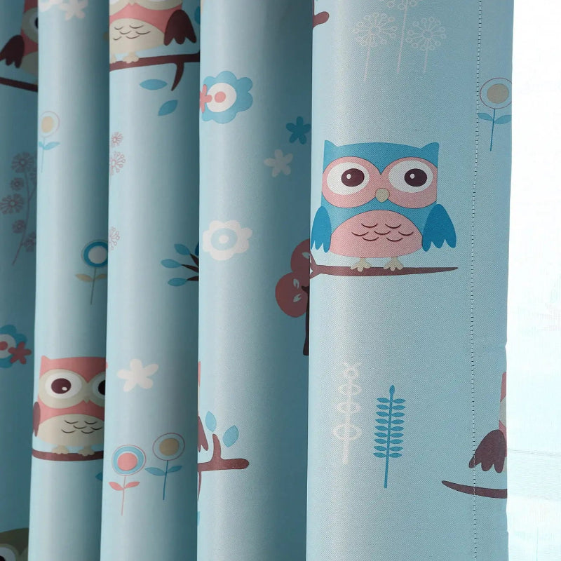 Rideau enfant bleu avec motif hibou et décor floral. Idéal pour ajouter une touche de fantaisie et de couleur à la chambre des enfants, ce rideau lumineux présente des hiboux amusants et des dessins de fleurs. Parfait pour créer une ambiance joyeuse et stimulante, ce rideau saura captiver l'imagination des petits tout en apportant une décoration attrayante à la pièce. Accessoire de décoration convivial et esthétique pour les chambres d'enfants.