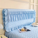 Housse de tête de lit bleue assortie à la décoration de la chambre