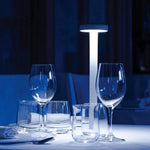 Lampe champignon sans fil LED noire dans salon moderne