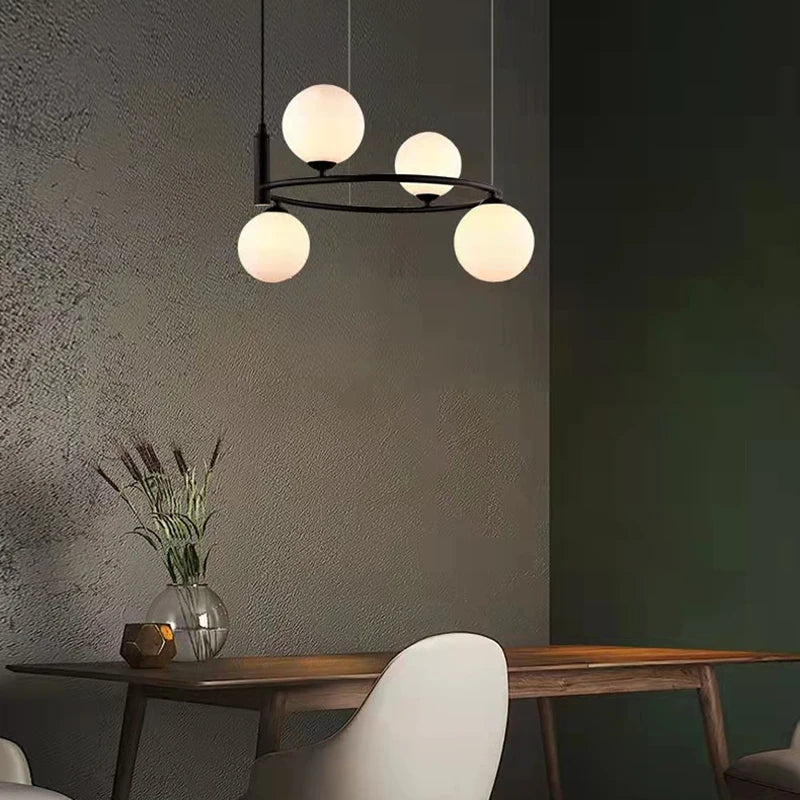 Lustre suspension blanc allumé dans un intérieur salon moderne