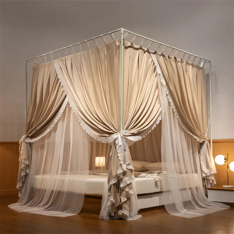 Ce magnifique lit à baldaquin avec des rideaux crème et des accessoires délicats crée une ambiance chaleureuse et romantique dans cette chambre.