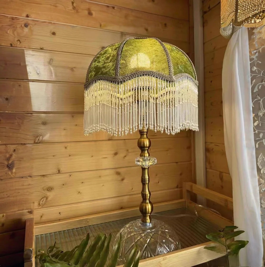 Vue de côté de la lampe de chevet verte montrant sa structure en fer