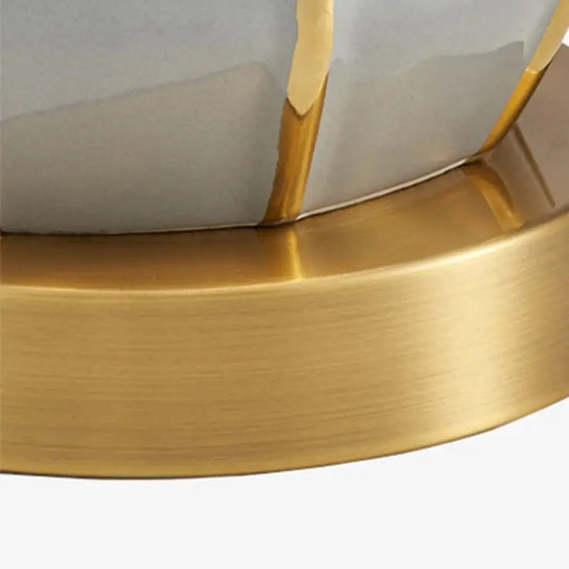 Lampe céramique gris clair dans une chambre à coucher