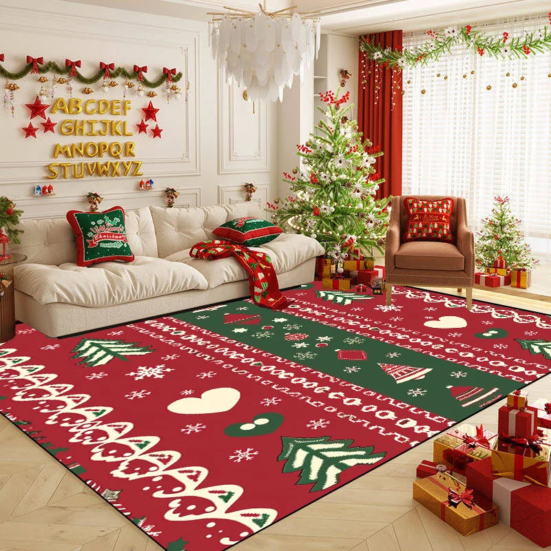 Un salon de Noël accueillant et joliment décoré, avec un grand sapin illuminé, des coussins festifs, des guirlandes et un tapis rouge motif de Noël.