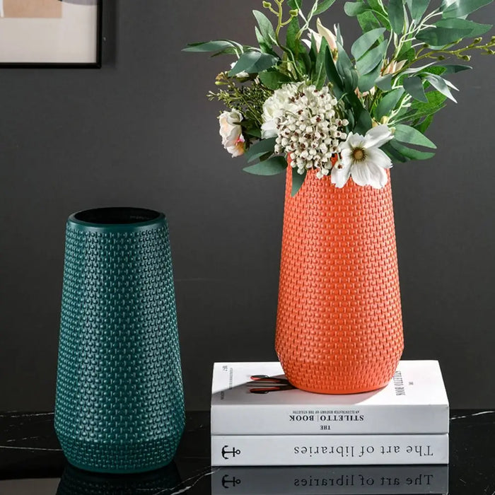 Cache-pot orange en plastique design sur une table