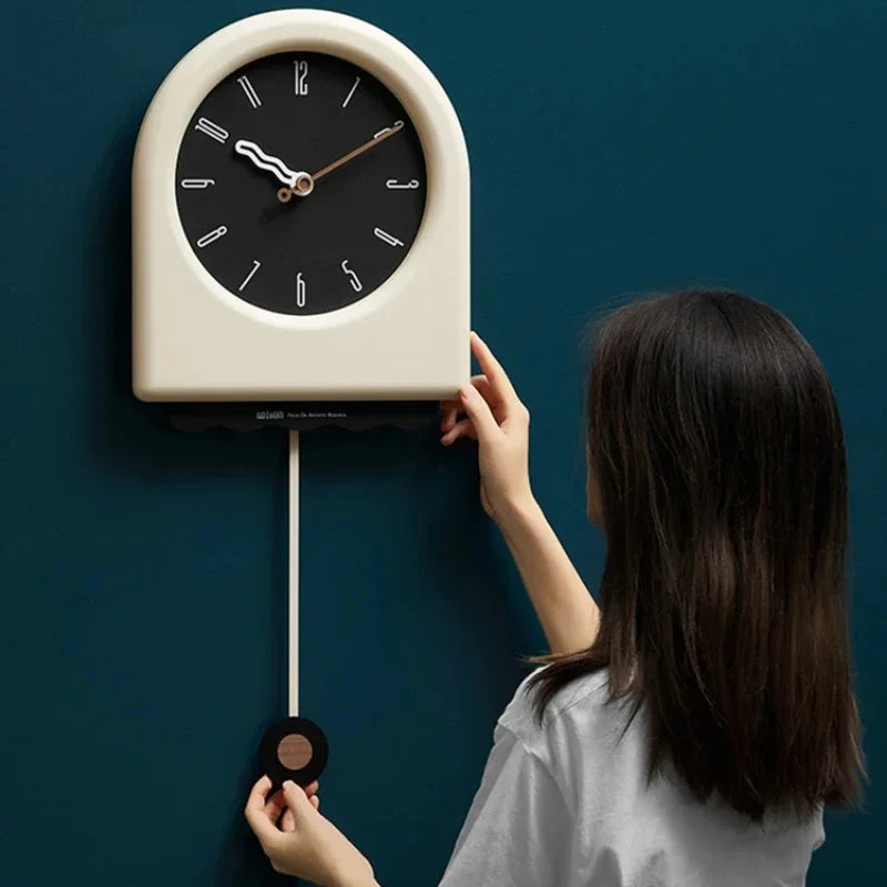 Détail du design vintage en bois naturel de l'horloge