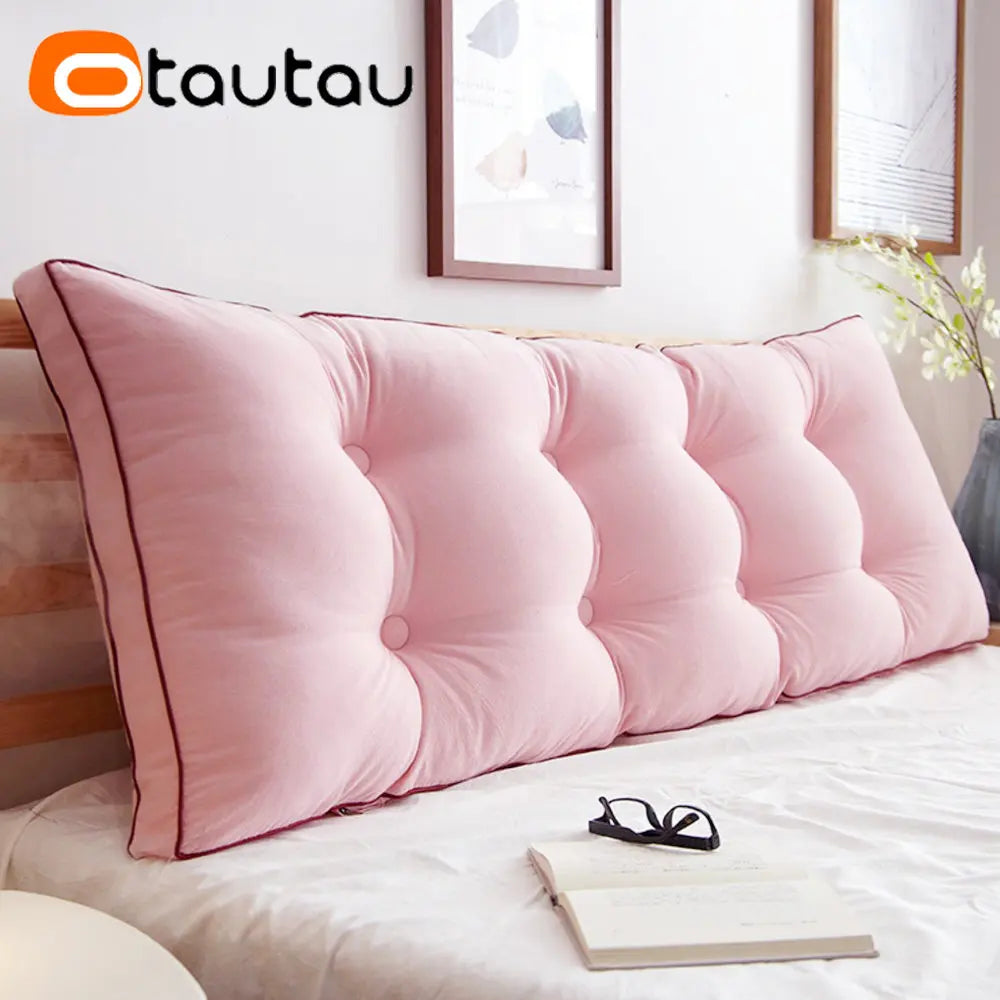 Coussin de lit en coton pur sur un canapé beige