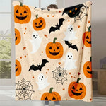 Couverture imprimée de motifs effrayants de Halloween, incluant des citrouilles jack-o'-lanterne, des fantômes et des chauves-souris sur un fond beige.