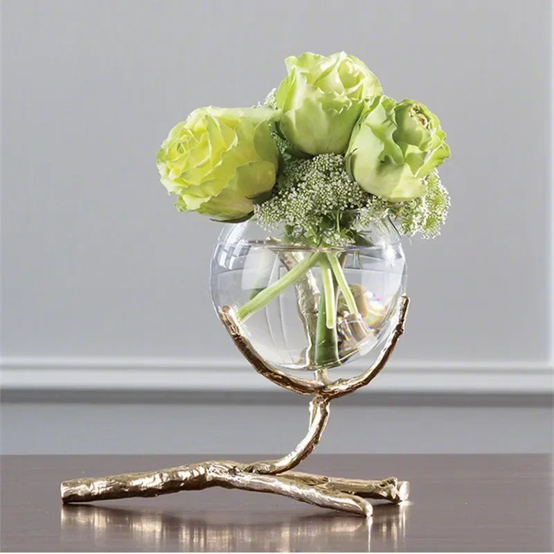 Vase en verre blanc avec branches dorées dans un intérieur moderne