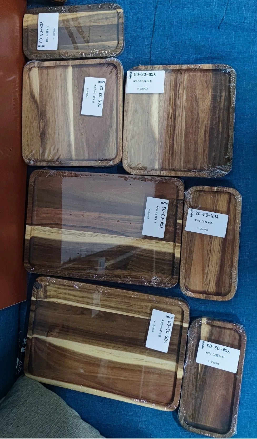 Plateau en bois rectangulaire couleur gris clair dans une décoration intérieure épurée
