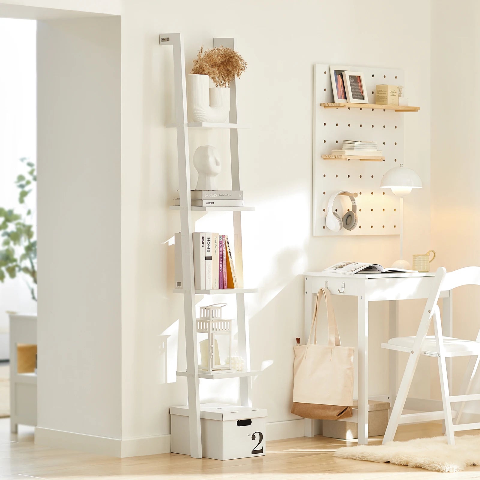 Étagère murale échelle blanche 4 étages dans un salon moderne