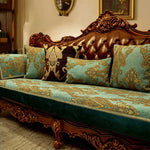 Ce canapé ancien en bois richement sculpté est recouvert de coussins décoratifs aux motifs et couleurs luxueux, créant une atmosphère élégante et raffinée dans la pièce.