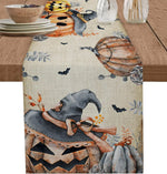 Élégant chemin de table décoré de motifs d'Halloween, incluant un chapeau de sorcière, des citrouilles et des chauves-souris, sur un fond de couleurs automnales.