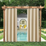Rideaux de design élégant en tissu teinté de couleur bois, offrant une ombre agréable dans un espace intérieur décoré avec une plante d'intérieur luxuriante dans un pot de fleurs, placée à côté d'une structure extérieure en bois dur visible à travers une fenêtre. Ces rideaux sont parfaits pour ajouter une touche de style à tout espace de vie tout en préservant l'intimité.