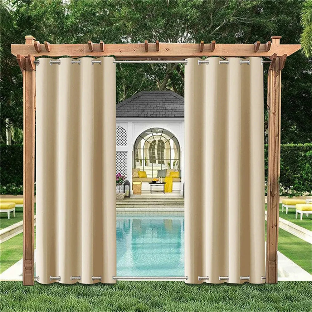 Rideaux de design élégant en tissu teinté de couleur bois, offrant une ombre agréable dans un espace intérieur décoré avec une plante d'intérieur luxuriante dans un pot de fleurs, placée à côté d'une structure extérieure en bois dur visible à travers une fenêtre. Ces rideaux sont parfaits pour ajouter une touche de style à tout espace de vie tout en préservant l'intimité.