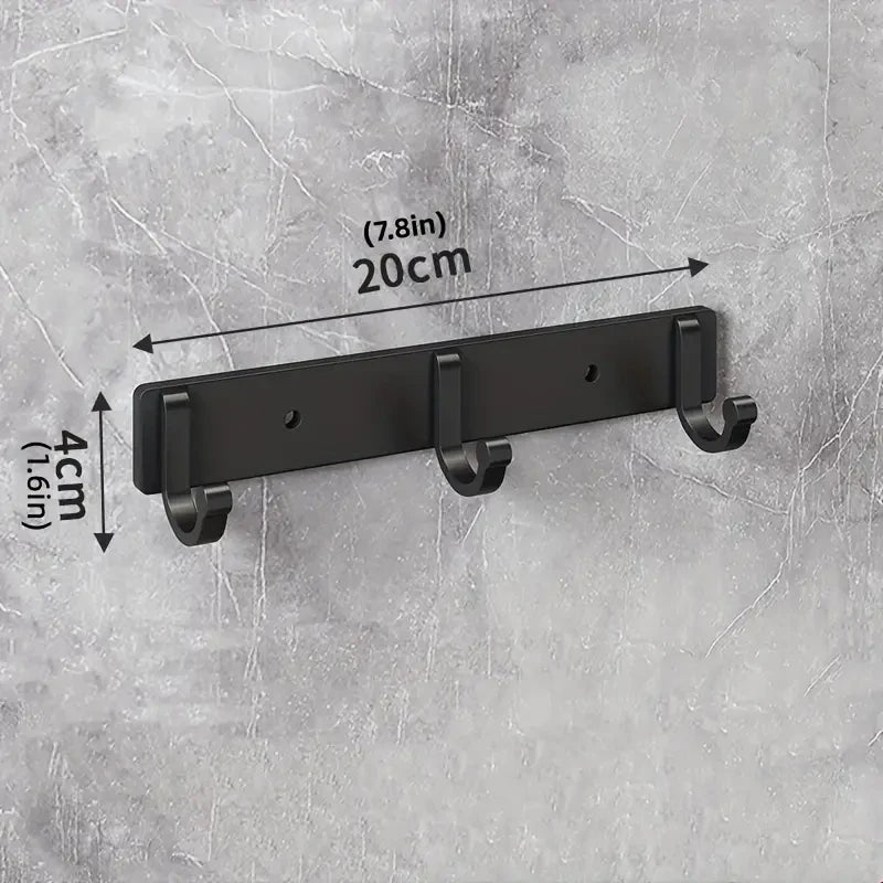 Porte manteau mural noir installé dans une salle de bain moderne