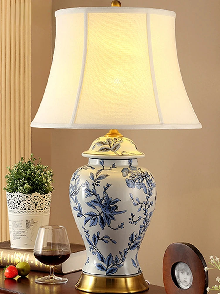 Lampe de table en céramique bleu et blanc style chinois vue de face