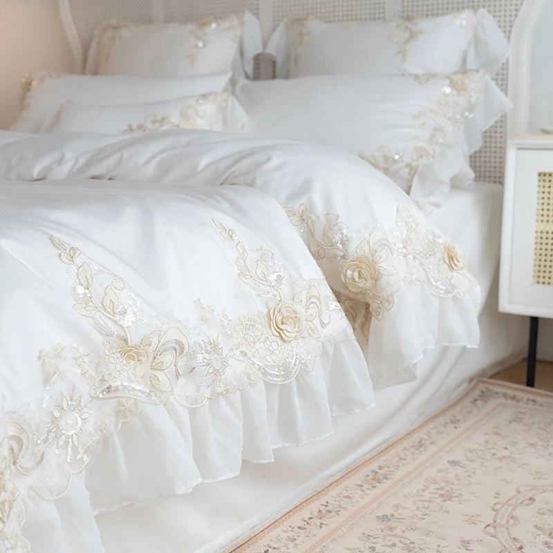 Parure de lit blanche en dentelle brodée de luxe sur un lit king-size