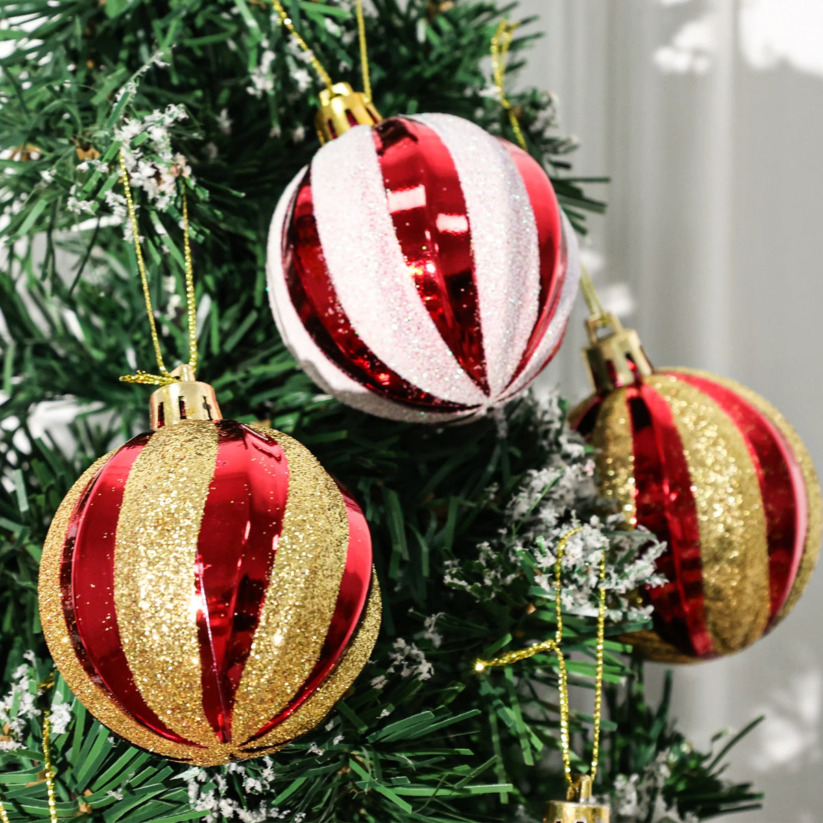 Détail de la spirale galvanisée sur une boule de Noël rouge et blanc