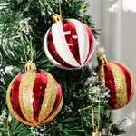 Détail de la spirale galvanisée sur une boule de Noël rouge et blanc